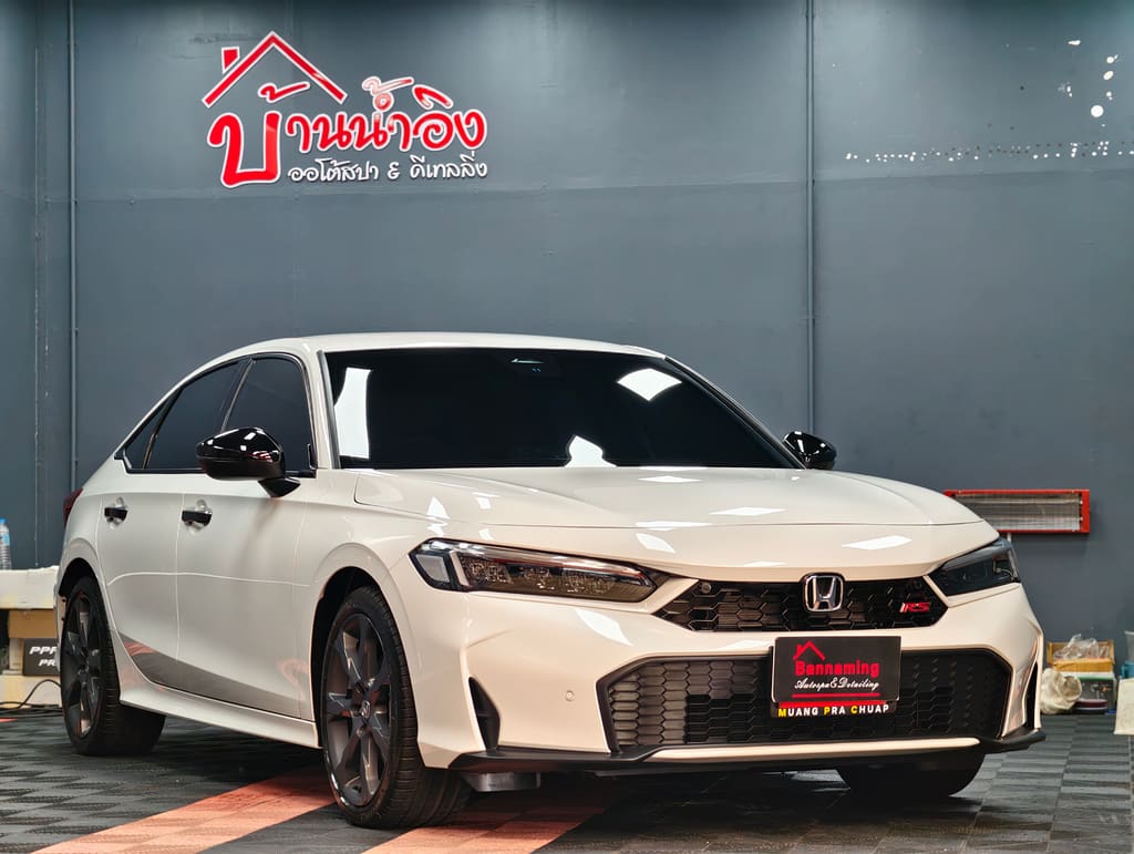 Honda Civic สีขาวหลังขัดสีเสร็จ จอดในห้องทำงานเดิมของร้าน
