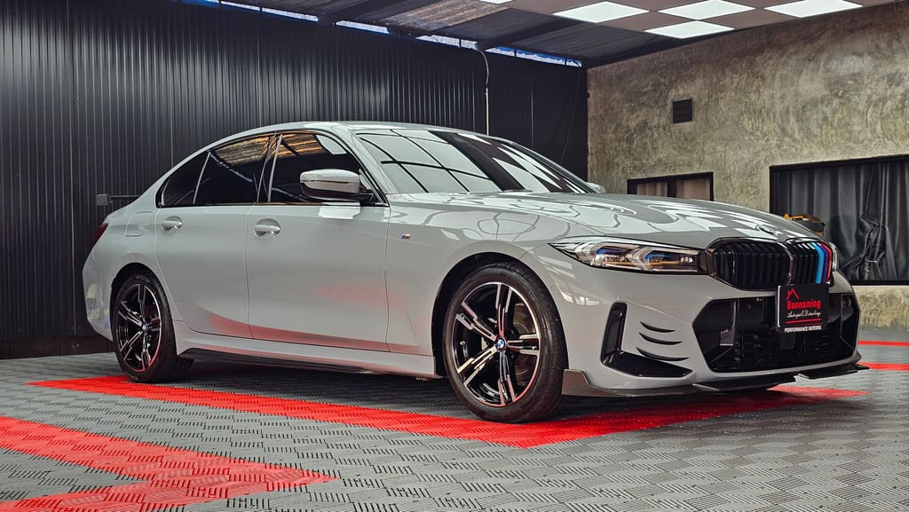 BMW 320d M Sport สีเทาหลังเคลือบเซรามิค จอดในห้องทำงานของร้านบ้านน้ำอิง ออโต้สปา