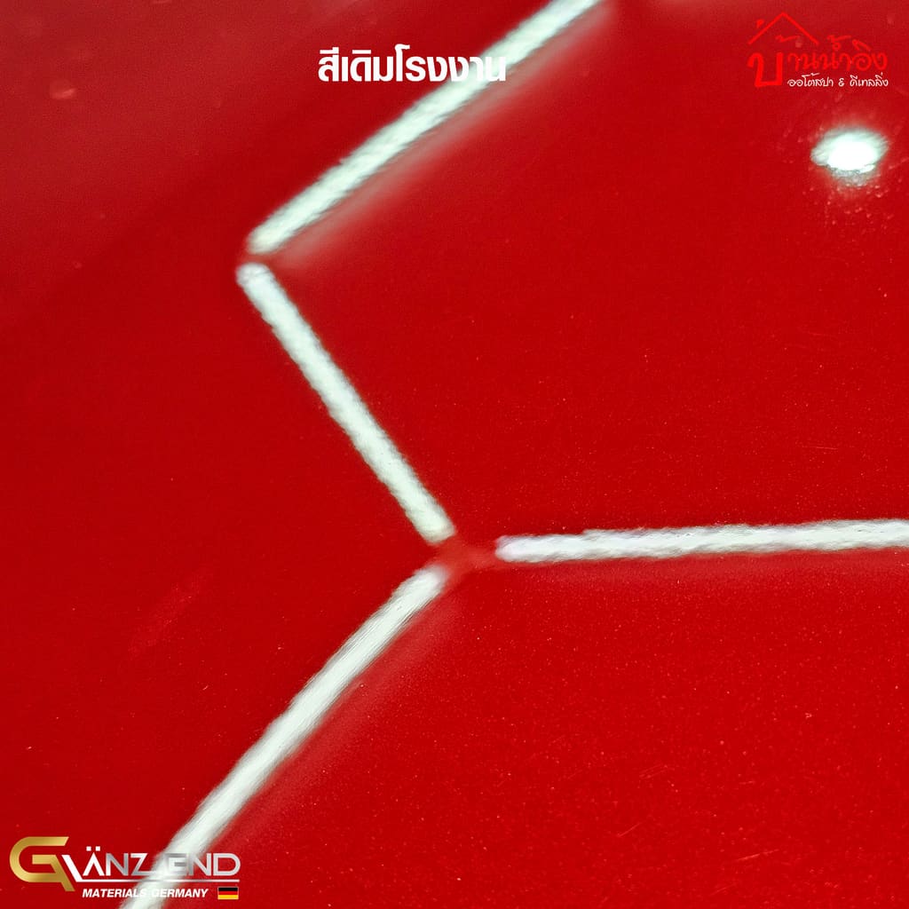 ผิวสีแดงเดิมจากโรงงานถ่ายระยะใกล้ เงาสะท้อนไฟเพดานขอบฟุ้งเป็นคลื่นเพราะผิวส้ม มีข้อความ 'สีเดิมโรงงาน' กำกับบนภาพ