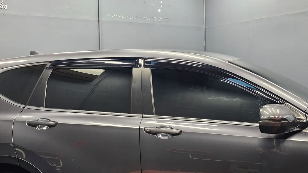 Honda CR-V สีเทา ถ่ายด้านข้างทั้งคัน กระจกบานข้างทุกบานติดฟิล์มเข้ม