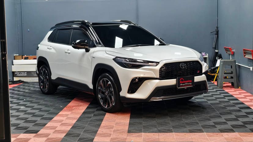 Toyota Corolla Cross สีขาวหลังคาดำหลังเคลือบเซรามิค ถ่ายมุมหน้าเฉียงในห้องทำงานของร้าน