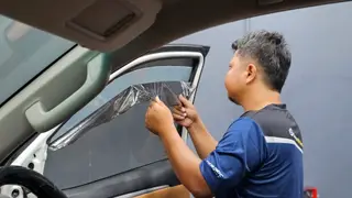 รีดฟิล์มเข้ารูปกระจกประตู