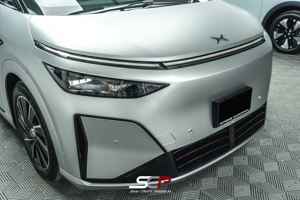 Xpeng X9 หลัง Wrap เปลี่ยนสีด้วยฟิล์มเฉด Matt Metal Star Silver ถ่ายด้านหน้า