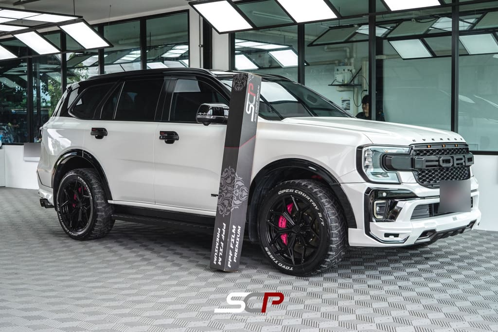 Ford Everest สีขาวแรปหลังคาดำเงาแบบทูโทน