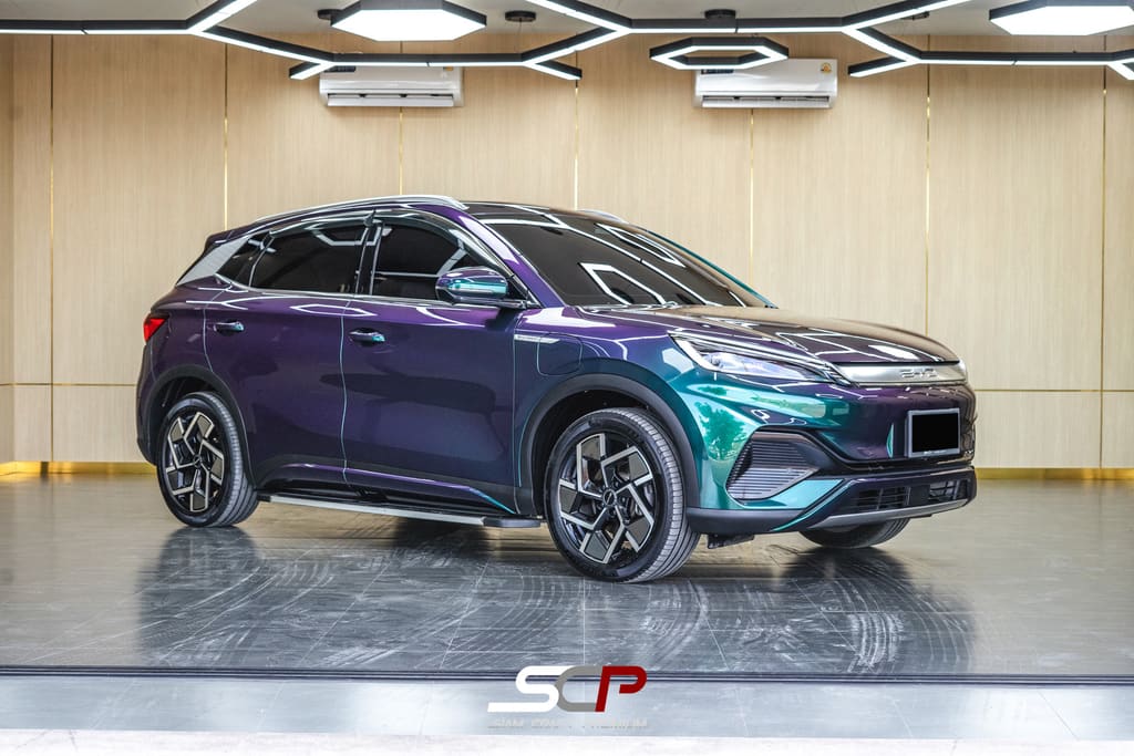 BYD ATTO 3 หลังหุ้มฟิล์มเปลี่ยนสี TPU เฉด Chameleon Green ผิวรถเหลือบเขียวและม่วงตามมุมแสง